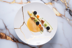 Asperges blanches, trompe-l’œil, sauce orange-vanille Julien Binz ©Liveandshoot