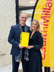 Sandrine et Julien Binz tiennent le trophée  Gault Millau d'or2025 ©NouvellesGastronomiques