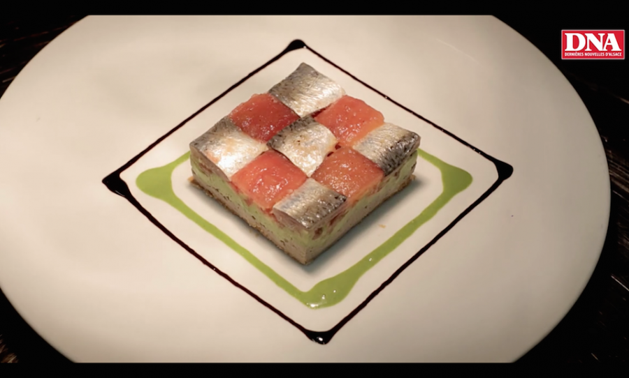 Video recette Le damier de sardines marinées tomate-avocat, coulis basilic