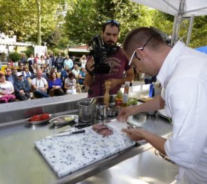 Julien Binz en démonstration culinaire pour la fête de la gastronomie -photo DNA