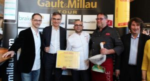 Julien Binz remet le trophée du jeune talent Gault Millau à Thony Billon