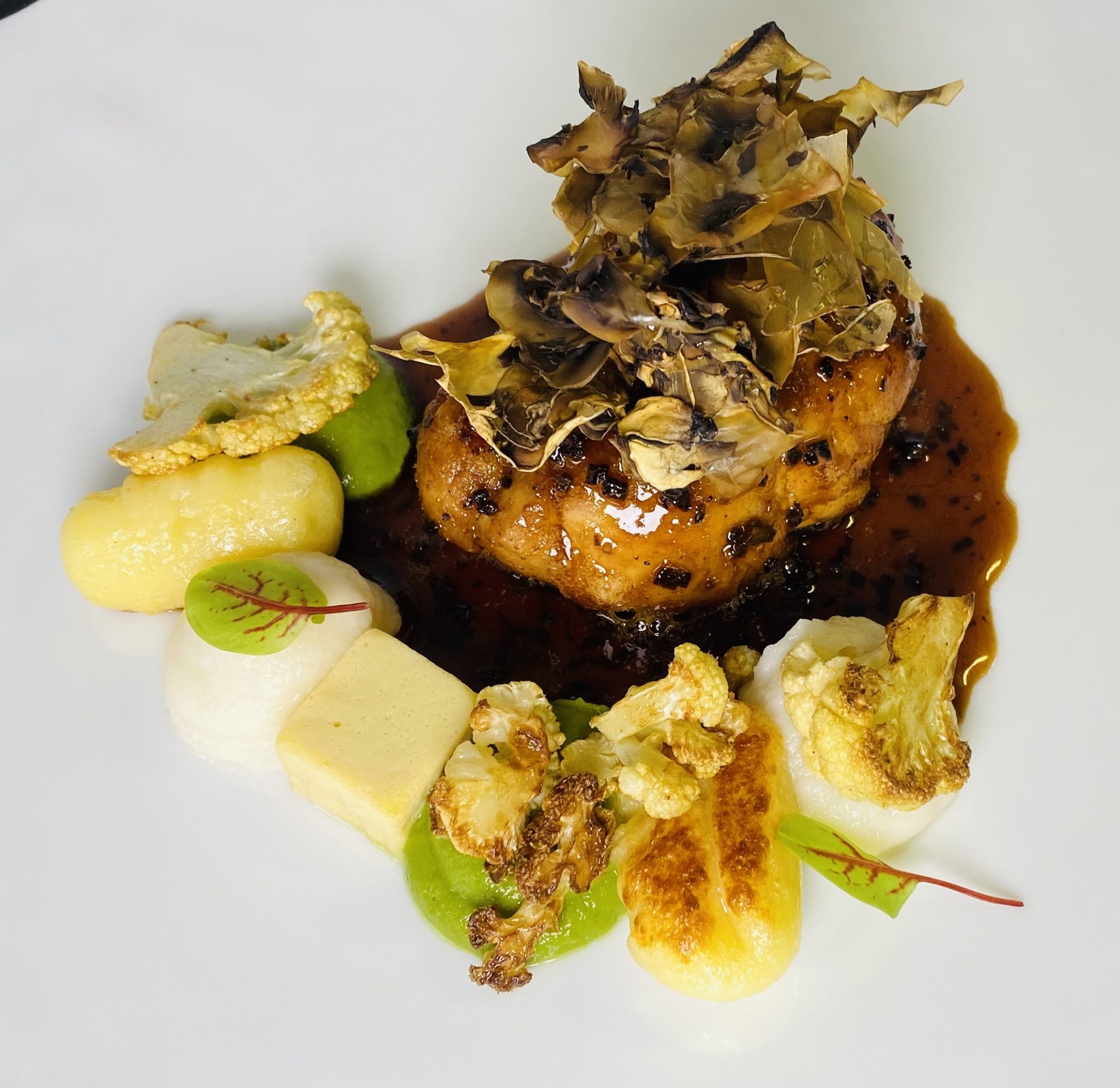 Coeur de ris de veau/ truffes / choufleur/ chips de champignons de Paris • Restaurant Julien