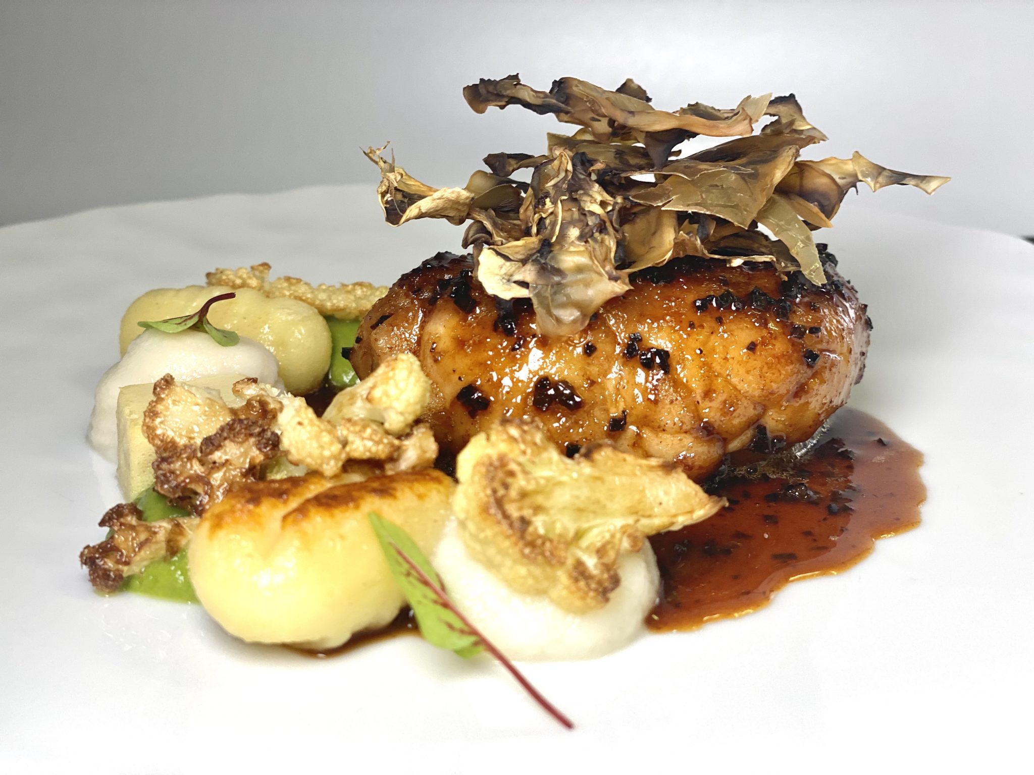 Coeur de ris de veau/ truffes / choufleur/ chips de champignons de Paris • Restaurant Julien