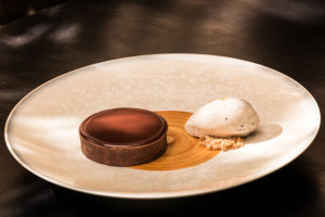 Tartelette chocolat,caramel et glace truffe - Julien Binz ©Weiss