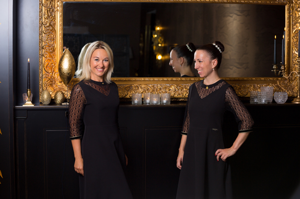 Sandrine et Manon, avec leurs robes de salle creees sur-mesure par Franca G. ©Weiss