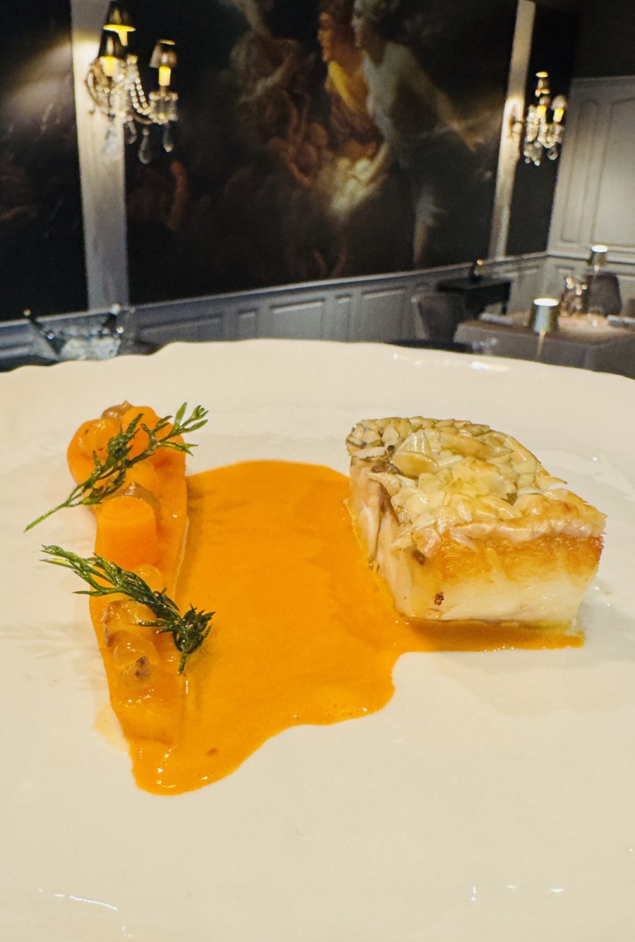 Film : Bar en écailles soufflées,  carotte fane confite au jus d’orange, sauce carotte-moutarde douce.