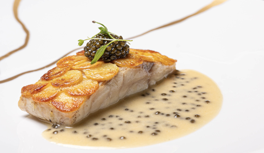 Filet de bar de ligne en écailles de pommes de terre, caviar Transmontanus de la maison Kaviari