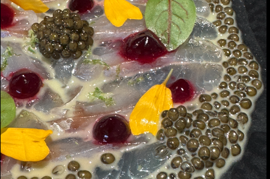 L’instant Caviar Osciètre Prestige sublimant le carpaccio de daurade fumé