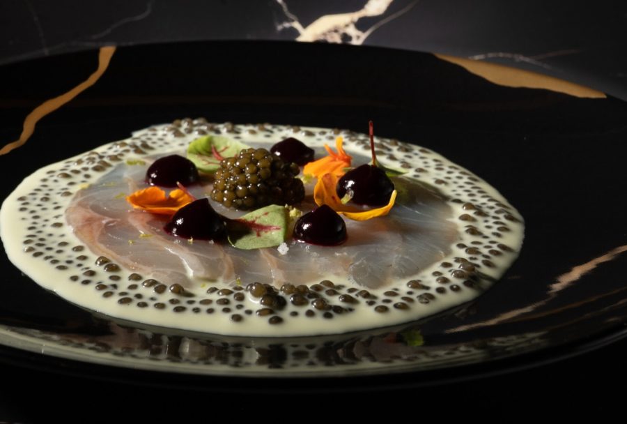 L’instant Caviar Osciètre Prestige sublimant le carpaccio de daurade fumé