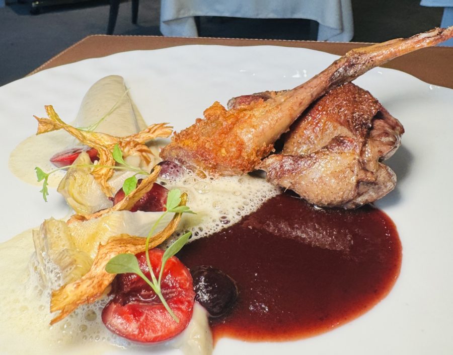 Pigeonneau d’Alsace rôti, variation autour de l’artichaut, gel cerise, jus de pigeon aux épices douces