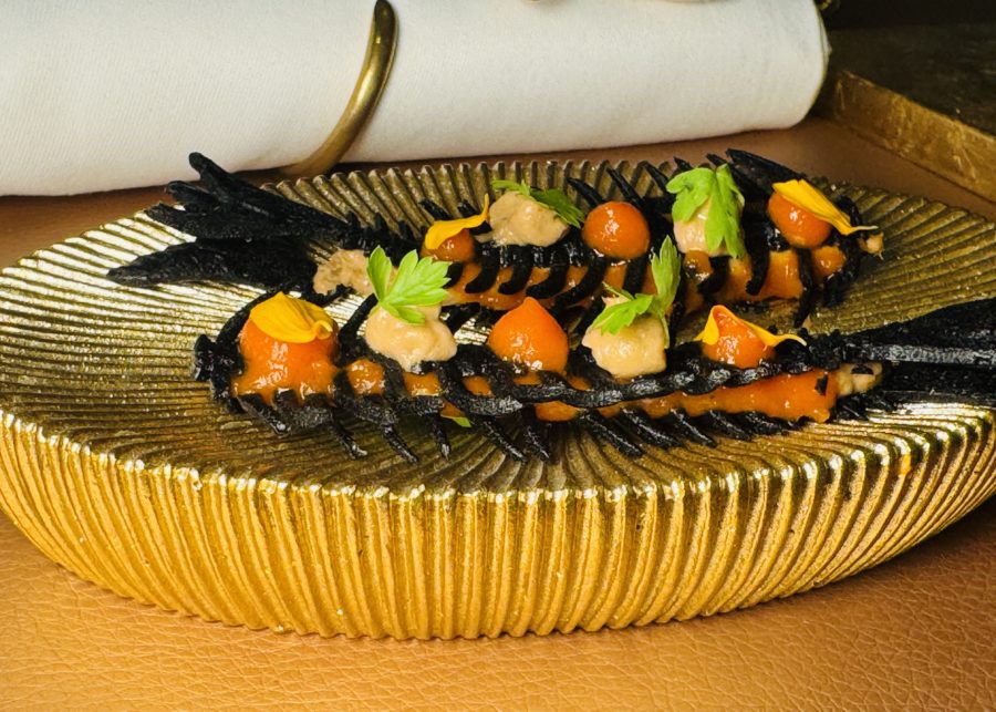 Rillettes de sardines, coulis de poivron, tuile à l’encre de seiche