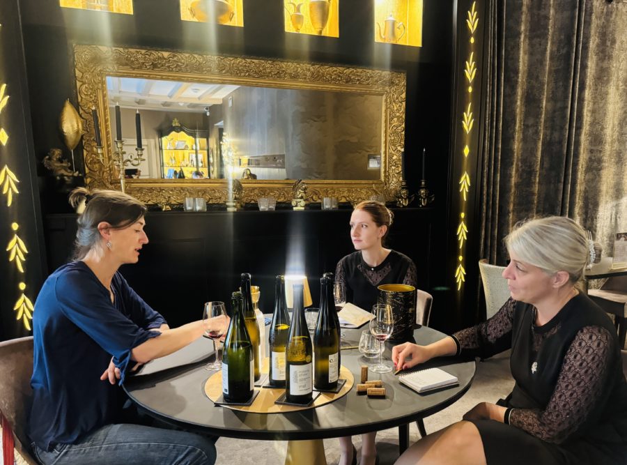 Mélanie Pfister, l’élégance précise au féminin à notre table