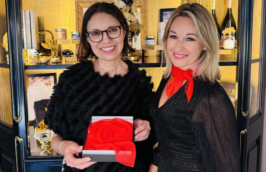 Saint-Valentin; offrir une rose en carré de soie rouge