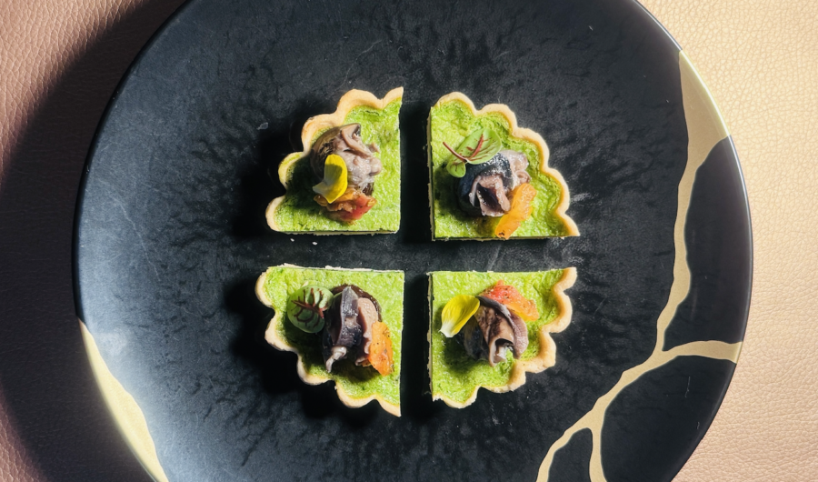 Escargots gros gris, Raviole ouverte, poireaux/épinards et tartelette croustillante aux herbes et à l’ail noir.