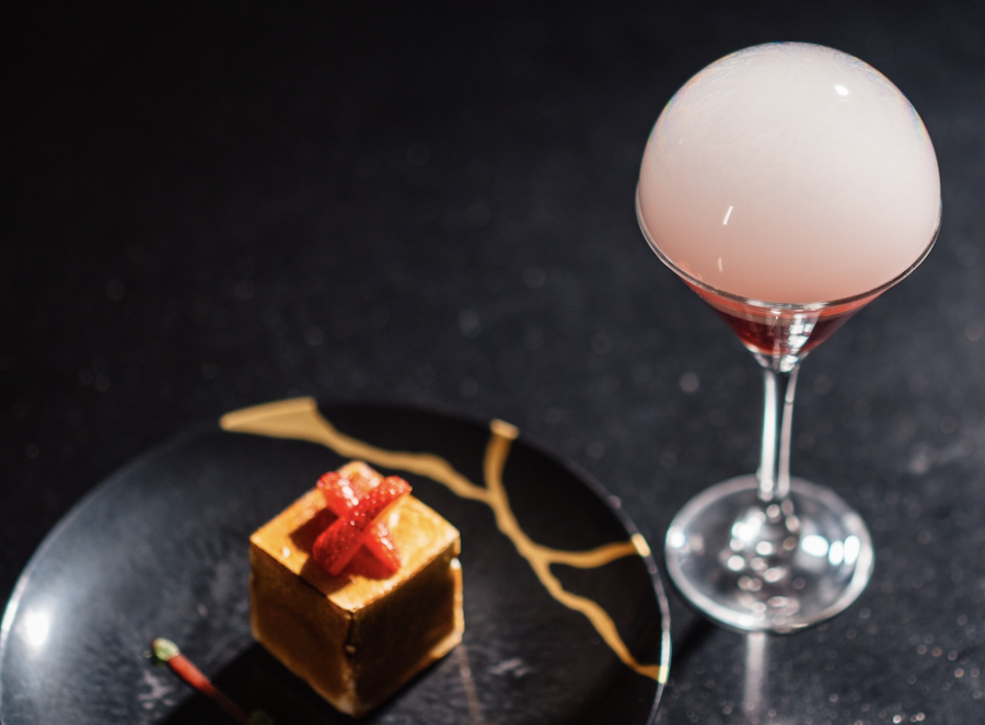 Autour de la fraise, bulle sensorielle et omelette norvégienne, sorbet fraise et glace vanille.