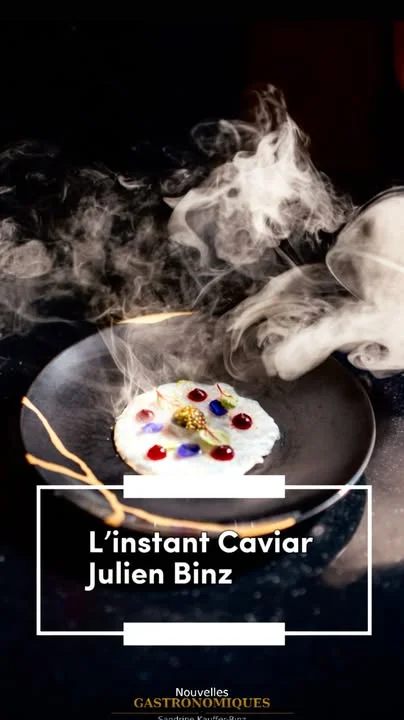 ✨ L’instant Caviar Osciètre Prestige de Julien Binz
🎥 Carpaccio de daurade fumé minute, rehaussé de caviar Osciètre Prestige Kaviari.
🔥 Tout commence sous une cloche de verre. Le poisson se voile de fumée, puis se révèle lentement au convive. Le bois de hêtre libère ses effluves puissants, préparant le palais à la rencontre de l’iode, du salin et de la fraîcheur. En Alsace, ce même bois embrase les fonds de tarte flambée : ici comme là-bas, le feu devient mémoire, lien et émotion.
🔥Vient ensuite le geste du chef. Devant la table, Julien Binz dépose la crème au caviar Osciètre Prestige. Elle souligne la daurade, l’encadre, l’exalte. Les grains de caviar dialoguent avec la chair translucide du poisson dans un jeu de textures, entre douceur soyeuse et éclat iodé.
🌿 Autour de cette partition, les notes s’affinent : jus de concombre à la verdeur aquatique, feuilles d’huîtres en écho à l’océan, larme de vodka pour la tension cristalline, voile de citron vert pour la fraîcheur finale.
🔥 La Maison Kaviari signe une boîte exclusive, gravée du nom de Julien Binz. Le père du chef, artisan du bois, a façonné les plateaux noirs sur mesure, pensés pour accueillir cette mise en scène. Un détail qui dit beaucoup : la gastronomie est aussi affaire de geste, d’objet, de transmission et de création familiale.
🔥 Cet instant caviar, proposé en option dans le menu Fragonard, devient une parenthèse à part entière : un interlude entre tradition alsacienne, élégance contemporaine et intensité marine.
✍️ Par Sandrine Kauffer-Binz
#JulienBinz  #Caviar