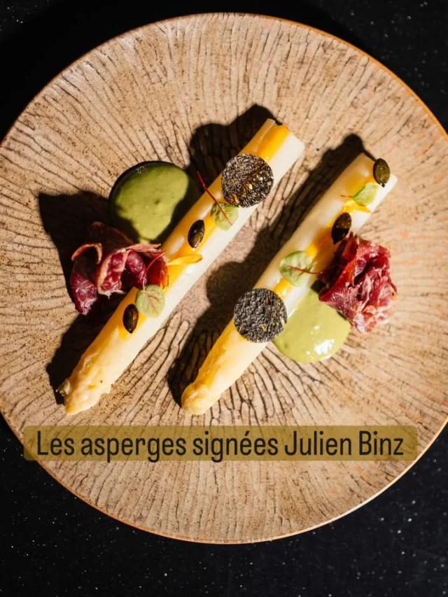 🌱🌿 La saison des asperges est courte et chez Julien Binz, nous allons les chercher tout près, chez notre voisine Clarisse, à la Ferme Clarisse de Sigolsheim.
🌱🌿 À la carte, l’asperge blanche se décline en trois préparations, entre réel et trompe-l’œil, tradition et innovation. Une trilogie autour de ce légume printanier, travaillé sous plusieurs formes, textures et températures.
🌱🌿 La première lecture respecte les marqueurs classiques de l’asperge alsacienne : l’asperge blanche, la mayonnaise, la charcuterie. Mais tout est réinterprété. L’asperge garde sa texture nette, accompagnée d’une fine tranche de faux-filet fumé et épicé, travaillé dans l’esprit d’un pastrami, en souvenir du jambon servi traditionnellement avec les asperges.
🌱🌿 La mayonnaise, elle aussi, est revisitée. Construite à partir d’œufs pochés montés à l’huile de cresson, relevée de moutarde et d’anchois, elle apporte une texture plus souple, une salinité maîtrisée et une belle profondeur aromatique.
🌱🌿 En trompe-l’œil, le bibeleskas devient condiment. Fromage blanc, ciboulette et jus d’asperge gélifié composent une bouchée pensée pour accompagner l’asperge, apporter fraîcheur, onctuosité et surprise.
🌱🌿 Enfin, l’asperge se prolonge en cappuccino chaud, servi en verrine, comme une dernière variation autour du produit.
🌱🌿 Entre terroir alsacien, mémoire de saison et écriture contemporaine, l’asperge se raconte ici autrement, sans perdre son goût, ni son identité.
👉 Et vous, l’asperge est-elle votre légume printanier préféré ?
#asperges, #fermeclarisse, #julienbinz, #restaurantjulienbinz, #terroiralsacien,
