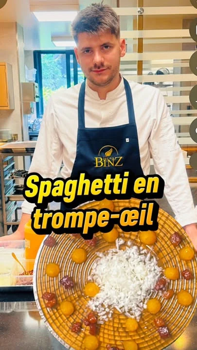 👆 Les spaghettis en trompe-l’œil façon carbonara de Julien Binz sont dressés par Alexandre, le second du chef.
✨ D’une grande fragilité, ces magnifiques spaghettis dorés sont réalisés à partir d’un consommé de bœuf clarifié, auquel sont ajoutés un gélifiant végétal et de la gélatine. Ils doivent être manipulés avec une extrême délicatesse au moment du dressage.
☀️ Disposés en spirale dans l’assiette, ils dessinent un disque solaire, à la fois hypnotique et esthétique.
🌟 Viennent ensuite les ingrédients emblématiques de la carbonara : le pecorino, fromage italien au lait de brebis, le guanciale, préparé à partir de joue de porc, et le jaune d’œuf confit à basse température, qui apporte toute l’onctuosité de la recette.
🔸 En finition, quelques pétales de feuilles d’hibiscus apportent une légère touche d’acidité.
⭐ Un plat éphémère, dont la recette est également dévoilée dans le livre de Julien Binz, à découvrir au Restaurant Julien Binz dans le menu Constellation, jusqu’au 15 août seulement.
👉 Réservation via le lien en story.
#JulienBinz #RestaurantJulienBinz #MenuConstellation