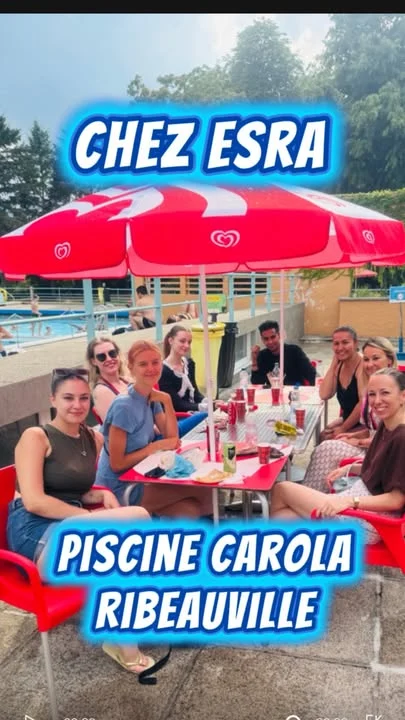 🌟 Quel bonheur de les voir sourire… et réussir !
Cet après-midi au bord de la piscine, autour d’une glace, avait un petit air de vacances…
Avec l’équipe de salle — Manon, Florine, Julia, Akheel, Clémence et Candice — je suis allée rendre visite à notre cheffe de rang Esra et à son mari Hakan.
Chaque été, ils prennent congé pour faire vivre leur entreprise-guinguette dans les deux piscines de Ribeauvillé.
Les voir heureux, épanouis et si bien organisés nous remplit de joie et de fierté.
☀️ Ce fut un moment joyeux, simple et déconnecté, partagé en équipe.
Bravo à tous les deux pour votre courage, votre énergie et votre réussite !
💛 Vivement septembre pour vous retrouver aussi parmi nous.
#Equipe #Ribeauvillé #EspritDEquipe