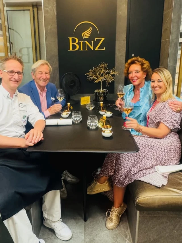 🧡 Merci Yolande et Michel pour ces moments partagés 

🔶 Pétillante ambassadrice de la Brasserie Meteor, Yolande est aussi l’une de mes marraines professionnelles. Depuis mes premiers reportages, sa bienveillance, son soutien ses encouragements et son énergie ont accompagné mon parcours. 

🧡Nos liens se sont encore renforcés lorsqu’elle m’a confié son combat victorieux contre le Covid dans un grand portrait publié dans Good’Alsace. 

Lorsque nous avons écrit notre livre, il nous paraissait naturel de lui demander d’y apporter quelques mots,

🟠 Dédicace de Yolande Haag :
« Il était une fois…
Je faisais partie du jury de la Meilleure Matelote d’Alsace à l’Auberge de l’Ill. Il y a eu le plaisir gustatif, mes papilles en éveil… mais aussi mes yeux qui se sont portés sur une jolie et charmante jeune femme, le stylo à la main… !

C’était Sandrine Kauffer, discrète et audacieuse, aux yeux perçants, qui réalisait son premier reportage. J’allais vers elle… c’est ainsi que naquit entre nous une amitié solide, solaire, pétillante et admirative ! Elle prenait son envol… !!!

Quel chemin parcouru, quel épanouissement ! Un feu d’artifice radieux nommé Les Nouvelles gastronomiques, fait de rencontres, de partages, de générosité, d’écoute, de la volonté de faire briller les autres !

Sandrine s’investit au restaurant de Julien et, ensemble, ils cultivent ce lien d’amour, cette complicité et ces challenges, dans l’esprit de recevoir et de partager le bonheur de la table étoilée
Dans votre cadre magique respire l’empreinte de Jean-Marie, le papa de Julien, qui signe les meubles d’exception et l’atmosphère artistique unique.

Merci Sandrine d’être une fée avec ta baguette magique-stylo. Merci Julien de faire tes gammes enthousiastes sur ton piano. Merci à tous les deux pour le bonheur que vous semez et que vous nous offrez… à votre image… éblouissante ! »

Yolande Haag Brasserie Meteor Sandrine Kauffer