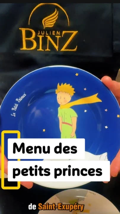 🌟 Les Petits Princes à la table de Julien Binz

👑 Parce que la gastronomie se découvre aussi en famille, sa transmission commence dès l’enfance et s’adresse aux nouvelles générations.

💛 Pour les enfants de 4 à 12 ans, Julien Binz propose un menu imaginé dans le même nombre de séquences que celui de leurs parents, avec des portions adaptées et des saveurs plus accessibles.

🪐 Chaque assiette devient une petite planète, une invitation à apprivoiser de nouveaux goûts avec pédagogie, curiosité et bienveillance.

🔥 Le filet de bœuf cuit au barbecue s’accompagne d’une galette d’aubergine panée et de cônes de pommes de terre évoquant les frites. Ils sont garnis d’un coulis de tomate à la saveur douce et familière, tandis qu’un sabayon rappelle la mayonnaise.

🎨 Assiettes, couverts, set de table et serviette ont également été spécialement choisis pour offrir aux enfants une place singulière à table et leur permettre de se sentir attendus, accueillis et considérés.

✨ À travers cette attention, Julien Binz crée un lien entre l’enfance, la gastronomie et la culture. L’enfant entre dans le monde des grands sans quitter sa planète, avec ce regard émerveillé qui rappelle l’esprit du Petit Prince.

⭐ « Toutes les grandes personnes ont d’abord été des enfants. »
Antoine de Saint-Exupéry

#JulienBinz #LesPetitsPrinces #GastronomieEnFamille #MenuEnfant #PetitPrince Sandrine Kauffer