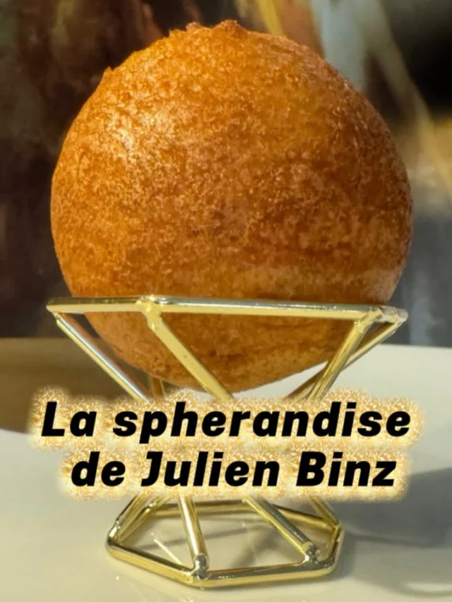 🌟 La Sphérandise façon tarte flambée, entre tradition alsacienne et innovation chez Julien Binz
✨ Entièrement fermée, dorée et régulière, la Sphérandise évoque un beignet. Sous sa coque croustillante se dévoile un cœur fondant inspiré d’un monument de la gastronomie alsacienne : la tarte flambée.
🔥 Fromage blanc, oignons caramélisés, noix de muscade, lard traditionnel et lard de la Forêt-Noire composent une garniture généreuse, aux saveurs immédiatement reconnaissables. La crème, l’oignon et le lard préservent toute l’identité de la flammekueche, tandis que cette nouvelle forme transforme l’expérience de dégustation.
💛 Baptisée « Sphérandise » par Sandrine Kauffer-Binz, cette création réunit les mots « sphère » et « gourmandise ». Une appellation qui traduit l’intention du plat : surprendre par son apparence tout en restant profondément ancré dans le terroir alsacien.
👑 Fourchette et couteau à entremets restent à la disposition des convives, mais la Sphérandise se découvre idéalement du bout des doigts, comme l’a imaginé le Chef.
⭐ Julien Binz métamorphose ainsi une spécialité populaire et conviviale en une bouchée contemporaine, où l’innovation renouvelle la forme sans jamais brouiller la lisibilité du goût.

#JulienBinz #Sphérandise #TarteFlambée #GastronomieAlsacienne Sandrine Kauffer
