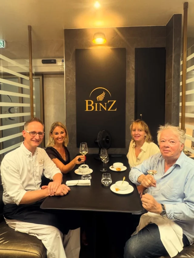 ✨ Une dédicace de Gilles Pudlowski 

📖 Cet été, avec notre Menu Constellation, nous avons choisi d’offrir à nos clients notre livre, comme un prolongement de l’expérience vécue au Restaurant Julien Binz et un témoignage de notre histoire.

💛 Dans ses pages, plusieurs acteurs et « parrains » de la profession, amis et personnalités qui nous ont accompagnés et soutenus au fil des années ont accepté de déposer quelques mots à notre attention. 
👉Gilles Pudlowski en fait partie, et sa récente visite nous donne l’occasion de partager sa dédicace.

🏆Il suit le parcours de Julien Binz depuis de longues années et, en 2017, alors que notre maison venait à peine d’ouvrir, il lui remettait déjà le prix du « Come-back de l’année ».🙏🙏

✍️ « « Julien sait tout faire, l’ancien comme le nouveau, le traditionnel comme le créatif, le régional comme le fusionnel dans le vent. On l’a connu il y a belle lurette, à l’époque de l’Auberge d’Artzenheim, puis au Château d’Isenbourg à Rouffach. On l’a suivi encore au Rendez-Vous de Chasse à Colmar. Et on n’a pas loupé son come-back dans l’ex-Arbre Vert, face à la demeure où il fit ses premières “armes”, les Armes de France d’Ammerschwihr. Avec Sandrine, sa blogueuse en chef et sa bonne fée, il accueille avec modestie et cuisine avec sûreté. Ce classique dans l’âme, en prise avec l’air du temps, ne s’en laisse pas compter sur le terrain de la modernité. L’Alsace est son terreau et le mouvement sa belle nature. “Tradition évolutive” lui va comme un gant. »

🙏 Merci Gilles Pudlowski pour ton regard sur le parcours de Julien et ces mots qui nous touchent particulièrement.

#JulienBinz #GillesPudlowski #GuidePudlo #MenuConstellation