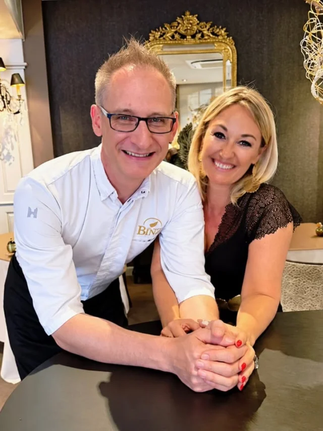🌟 « JULIEN BINZ, DIX ANS DE BONHEUR » signe Gilles Pudlowski 

🙏Un grand merci Gilles pour ta présence, ta fidélité et ton soutien tout au long du parcours de Julien et de notre maison.

👉Juste avant notre fermeture pour les congés d’été, Gilles Pudlowski nous avait rendu visite à Ammerschwihr. 

👉Il raconte aujourd’hui ces dix années de gourmandise dans un article publié le 2 septembre 2026.

✍️ «Une décennie déjà que Julien Binz régale son monde à Ammerschwihr, avec, dans les coulisses et à ses côtés, sa bonne fée Sandrine, la blogueuse zélée des Sandrine Kauffer 

✨ Dix ans de gourmandise, donc, et une maison qui ne baisse pas la garde : cadre soigné, grande carte des vins, cuisine savante, moderne sans être déracinée, et festival de crus alsaciens servis par une équipe 100 % féminine au petit point.

👉👉Et cette conclusion qui nous touche particulièrement :

🥂 « Voilà un Julien Binz qui vieillit bien : dix ans, donc, et toujours cette même envie de faire bon et juste, de faire alsacien sans faire Alsacien de carte postale. […] Une décennie de bonheur, en somme. Et à ce rythme-là, on souhaite volontiers les dix prochaines avec, pourquoi pas une deuxième étoile en prime. »🙏🙏

👉 Article complet de Gilles Pudlowski à retrouver sur son blog 
👉 lien en story 

Sandrine Kauffer Gilles Pudlowski