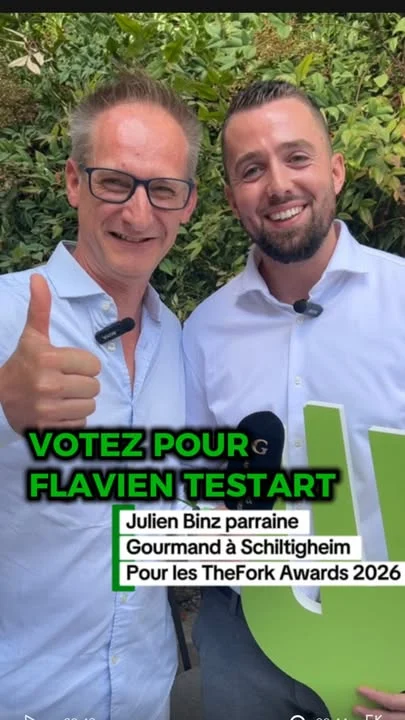 🌟 VOTEZ POUR FLAVIEN TESTART PARRAINÉ PAR JULIEN BINZ
⭐ Cette année, pour les TheFork Awards 2026, Julien Binz a choisi de parrainer Flavien Testart, aux commandes de Gourmand, Bistrot de Plaisirs à Schiltigheim.
👉 Son parcours illustre particulièrement bien cette notion de transmission chère à Julien.
⭐ Pendant près de 15 ans, Flavien a travaillé aux côtés du chef Guillaume Scheer aux Plaisirs Gourmands. Une fidélité professionnelle qui conduit aujourd’hui à une nouvelle étape : après lui avoir transmis son savoir-faire culinaire, Guillaume lui confie progressivement celui de l’entrepreneur et la responsabilité d’une maison.
👉 Julien connaît Guillaume depuis une dizaine d’années et a suivi son parcours, de Flamme & Co au 1741 à Strasbourg, puis aux Plaisirs Gourmands, où Guillaume et Charlotte ont décroché leur première étoile Michelin.
👉 « Je trouve cette transmission très intéressante. Après quinze années de collaboration en cuisine, elle se poursuit sous une autre forme, des techniques culinaires à la gestion d’entreprise. »
⭐ Julien est allé découvrir la cuisine aujourd’hui signée par Flavien à Schiltigheim : « Un dîner remarquable. Une cuisine française, généreuse, avec de très bons produits et des cuissons maîtrisées. Il a tout pour réussir. »
👉 Pour la 5e année, Julien s’engage auprès de jeunes restaurateurs avec les TheFork Awards. Parrainer, c’est ouvrir son réseau, provoquer des rencontres, partager son expérience et rester disponible.
💛 Cette transmission se partage aussi à deux. Sandrine Kauffer-Binz, consultante auprès des TheFork Awards et fondatrice des Nouvelles Gastronomiques et du restaurant Julien Binz, participe aux mises en relation et accompagne ces jeunes restaurateurs dans leur communication et leur visibilité.
📣 À VOUS DE SOUTENIR FLAVIEN !
👉 Votez jusqu’au 19 octobre 2026.
👉 Lien de vote en bio.
🧡 Et surtout, partagez ce post pour faire voter autour de vous !
#TheForkAwards #FlavienTestart #JulienBinz #Schiltigheim Sandrine Kauffer  TheFork.fr