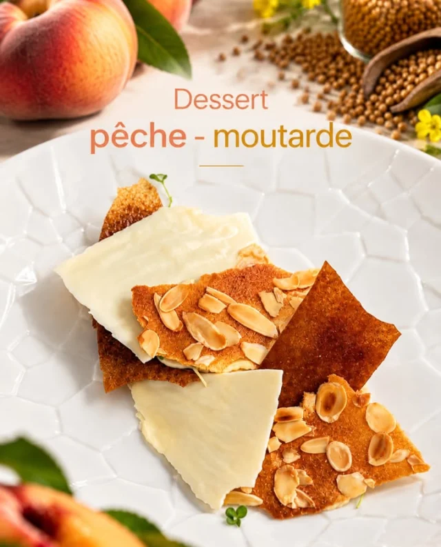 🌟 Oseriez-vous la moutarde au dessert ?

👉Julien Binz ose une association aussi inattendue que délicate : la pêche et la moutarde d’Alsace. Une création qui intrigue avant de révéler toute sa cohérence en bouche.

🍑 Pêche pochée, sorbet pêche, sabayon à la moutarde, crumble et tuiles au caramel, chocolat blanc et amandes : l’assiette joue sur les températures, les textures et les contrastes.

👉Incorporée au sabayon, la moutarde perd son caractère frontal pour devenir aromatique, fraîche et subtilement piquante. Face à la douceur de la pêche, elle apporte une tension singulière : elle réveille le fruit, tempère la sensation sucrée et prolonge la dégustation sans jamais dominer l’ensemble.

👉 Le Chef recommande de réunir les différents éléments dans une même bouchée. C’est ainsi que le fruit, la moutarde, le froid du sorbet, le moelleux du sabayon et le croquant des tuiles trouvent leur juste équilibre.

💛 Dans une maison profondément ancrée en Alsace, Julien Binz fait ainsi entrer au dessert un condiment emblématique du patrimoine culinaire régional, en lui offrant un rôle totalement différent.

🥂 L’accord se poursuit dans le verre avec le Crémant d’Alsace de la maison Julien Binz « Un Ange Passe, » de chez Jean-Baptiste ADAM Domaine 
Sa fraîcheur et sa légère amertume en finale accompagnent le caractère de la moutarde et prolongent la vivacité du dessert.

👉Dessert éphémère par défintion 
👉 ☎️réservation 03 89 22 98 23 ou lien en story 🖕

Texte et 📸 Sandrine Kauffer 
Alélor Chefs d’Alsace #moutarde #peche Sandrine Kauffer