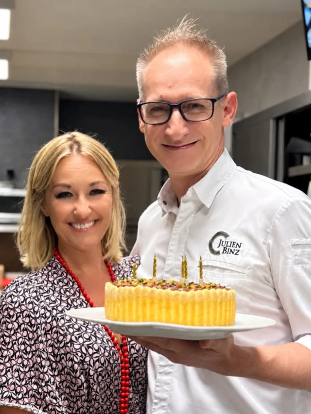 🎁 Au Restaurant Julien Binz, les petits bonheurs font les grandes histoires !

C’est avec quelques jours de retard que nous avons fêté l’anniversaire du Chef Julien Binz 🥂

Né un 5 octobre, (lundi jour de congés ) il aura fallu attendre la réouverture du restaurant et mon retour de Lille, où je couvrais les épreuves du concours Un des Meilleurs Ouvriers de France, pour réunir toute notre équipe autour de lui.

💛Parce qu’au Restaurant Julien Binz, nous cultivons bien plus que l’art de recevoir : nous cultivons aussi l’art d’être ensemble.

🎁Chaque anniversaire est célébré avec un gâteau🎂, une bougie , un petit cadeau préparé par l’équipe

✨✨À Noël, les bredeles et la bûche réunissent tout le monde. À Pâques, les chocolats prennent le relais. Et tout au long de l’année, les crêpes, les traditions gourmandes et les petites attentions ponctuent notre quotidien.

💛Ces moments peuvent sembler anodins, mais ils sont précieux.

✨Dans nos métiers, nous travaillons souvent lorsque les autres sont en fête. 👉Les soirées, les week-ends, les jours fériés… Nous partageons tant d’heures, tant d’efforts, de défis, de coups de feu et de belles émotions que le restaurant devient naturellement une seconde famille.💛✨✨

👉Alors, nous tenons à entretenir cet esprit de maison, fait de bienveillance, de générosité, de complicité et de solidarité.☺️

🥂Prendre le temps de souffler une bougie, de lever son verre, de rire ensemble, c’est aussi une façon de se dire que chacun compte, au-delà de sa fonction et de son travail.

✨ Car les grandes maisons se construisent aussi à travers ces gestes du cœur. 💛 Et les plus beaux souvenirs ne sont pas toujours ceux que l’on sert à table, mais aussi ceux que l’on partage autour.

Joyeux anniversaire, Chef ! 🎂 💛 Et merci à toute notre belle équipe de faire vivre cet esprit de famille qui nous est si cher.

#RestaurantJulienBinz #EspritDEquipe #FamilleProfessionnelle #VieDeRestaurant Sandrine Kauffer