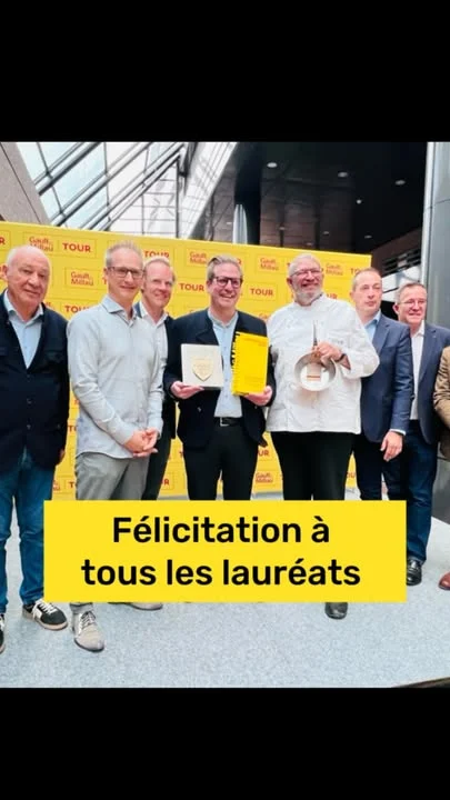 🏆 DE LA FIERTÉ DE RECEVOIR AU BONHEUR DE TRANSMETTRE 

✨ Un an après avoir reçu le Gault&Millau d’Or Grand Est, la plus haute distinction régionale du guide, Julien Binz retrouvait, lundi 19 octobre 2026, le Gault&Millau Tour avec une émotion particulière.

👏 Cette année, le chef d’Ammerschwihr était venu applaudir, féliciter et encourager les nouveaux lauréats !

🎤 Invité sur scène par Marc Esquerré, aux côtés d’Olivier Nasti, parrain de l’événement, et de Marc Haeberlin, il a participé à la remise du Trophée Cuisine des Prairies et Pâturages à Yannick Guth, chef de l’Auberge Chez Guth à Steige.

❤️ Remettre un prix est un honneur, mais aussi une responsabilité. C’est reconnaître le parcours d’un confrère, saluer ses efforts et mettre en lumière ceux qui font vivre sa maison.

🤝 Un prix se reçoit avec gratitude. Il se remet avec respect, conviction et générosité.

🌟 Le 27 octobre 2025, Julien Binz recevait le Gault&Millau d’Or. Depuis, cette distinction continue de nourrir la fierté de ses équipes, de renforcer leur confiance et de stimuler leurs ambitions

🏅 Toutes nos félicitations à Paul Stradner, à la Team Villa René Lalique, à Yannick Guth et à l’ensemble des lauréats !

💛 La gastronomie est aussi une communauté de professionnels unis par le respect, l’admiration et la transmission.

✨ La joie de recevoir se prolonge dans le bonheur de voir les autres récompensés à leur tour.

💫 Une récompense couronne un parcours, mais elle engage aussi l’avenir.

✍️📸 Texte et photos : Sandrine Kauffer-Binz